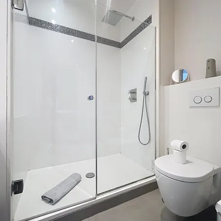 Center & Comfort Νίκαια